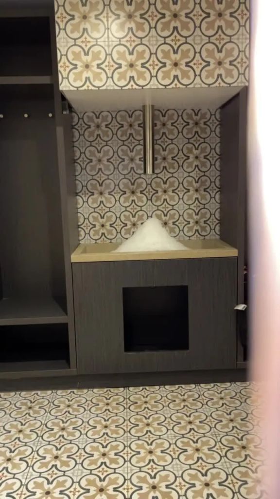 Lia Engel - HOTEL SAUNA – CAUGHT MASTURBATING BY VOYEUR